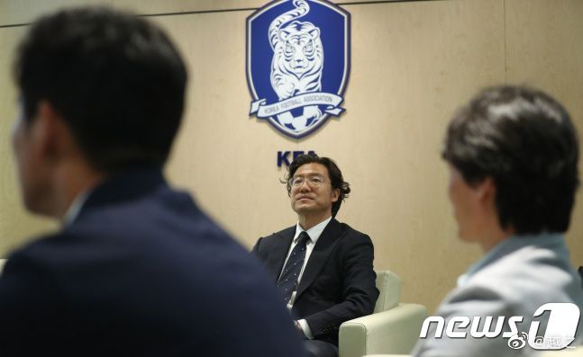 第29分钟，莱奥回做，奇克尝试一脚远射，打偏了。